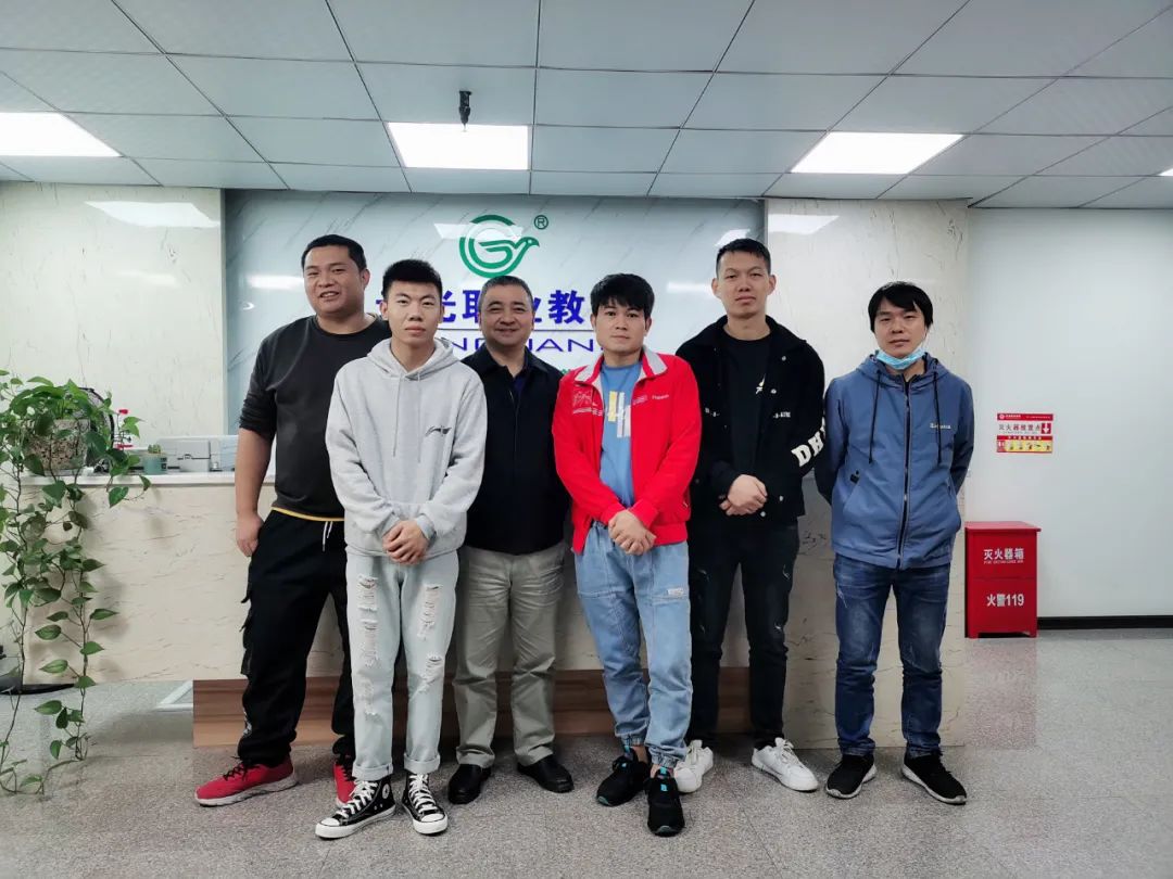 【校企合作五--智能制造篇】得爾美公司委托我校開展工業(yè)機器人系統(tǒng)集成班培訓(圖1) 圖片